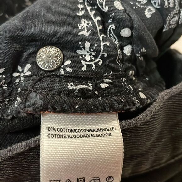 We The Free- High Rise Black Distressed Faded Button Fly Raw Hem Jeans- Size 28R - Picture 9 of 9